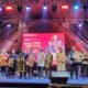 Tokoh budaya dan seniman memainkan angklung pada pembukaan Festival Seni Multatuli 2025 di Alun-alun Rangkasbitung.