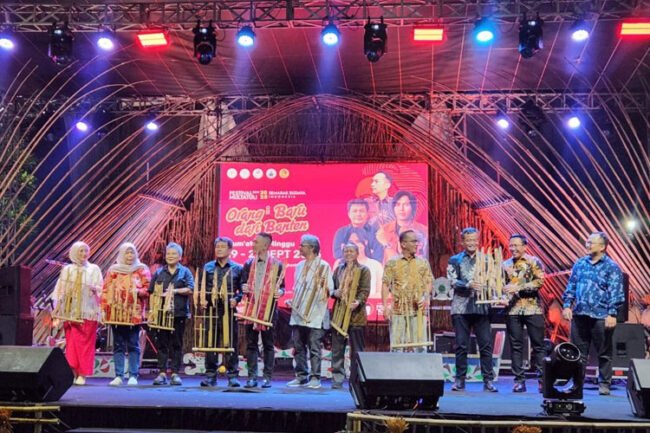 Tokoh budaya dan seniman memainkan angklung pada pembukaan Festival Seni Multatuli 2025 di Alun-alun Rangkasbitung.