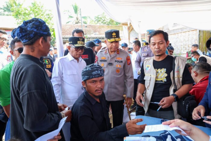 Gubernur Banten Andra Soni saat menyerap aspirasi masyarakat adat Baduy di Desa Kanekes, Lebak.