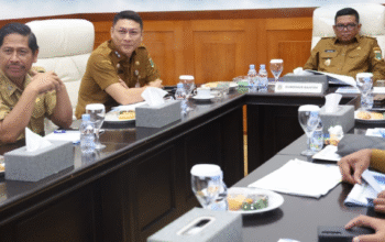 Gubernur Banten Andra Soni didampingi Sekda Deden Apriandhi saat memaparkan persiapan rangkaian HUT ke-25 Provinsi Banten