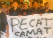 Warga Saketi Gedor Kantor Kecamatan, Desak Camat Dicopot dari Jabatan Rangkap