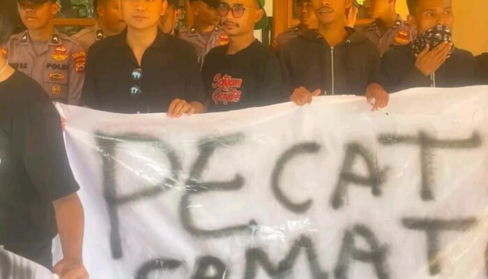 Warga Saketi Gedor Kantor Kecamatan, Desak Camat Dicopot dari Jabatan Rangkap
