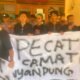 Massa aksi warga Saketi membawa spanduk bertuliskan tuntutan pencopotan camat dalam unjuk rasa di depan Kantor Kecamatan Saketi, Jumat 25 September 2025.