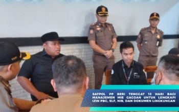 Satpol PP Kabupaten Serang saat memeriksa gerai Mie Gacoan Ciruas terkait kelengkapan izin usaha.