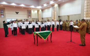 Gubernur Banten Andra Soni melantik CPNS menjadi PNS dan dokter spesialis di Pendopo Gubernur, Serang