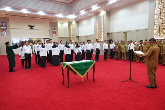 Gubernur Banten Andra Soni melantik CPNS menjadi PNS dan dokter spesialis di Pendopo Gubernur, Serang