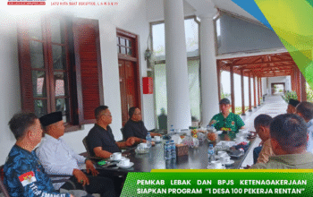 “Bupati Lebak bersama jajaran BPJS Ketenagakerjaan Provinsi Banten, BPJS Ketenagakerjaan Lebak, dan KH. Abah Elang Mangkubumi saat rapat koordinasi program 1 Desa 100 Pekerja Rentan di Pendopo Kabupaten Lebak.”