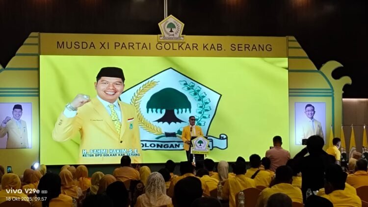 Potret Ketua DPD Golkar Kabupaten Serang, Fahmi Hakim, saat menyampaikan sambutan pada Musda XI Partai Golkar di Hotel Swiss-Belinn Modern Cikande. Dalam acara itu, Fahmi kembali terpilih sebagai Ketua dan menegaskan pentingnya konsolidasi partai menuju target 2030.
