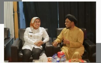 Bupati Serang Ratu Tatu Chasanah dan Abah KH. Elang Mangkubumi berbincang hangat dalam suasana penuh keakraban di sela kegiatan silaturahmi.