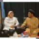 Bupati Serang Ratu Tatu Chasanah dan Abah KH. Elang Mangkubumi berbincang hangat dalam suasana penuh keakraban di sela kegiatan silaturahmi.