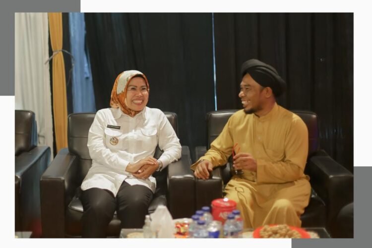Bupati Serang Ratu Tatu Chasanah dan Abah KH. Elang Mangkubumi berbincang hangat dalam suasana penuh keakraban di sela kegiatan silaturahmi.