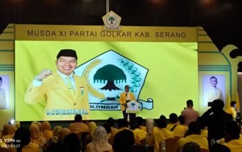 Potret Ketua DPD Golkar Kabupaten Serang, Fahmi Hakim, saat menyampaikan sambutan pada Musda XI Partai Golkar di Hotel Swiss-Belinn Modern Cikande. Dalam acara itu, Fahmi kembali terpilih sebagai Ketua dan menegaskan pentingnya konsolidasi partai menuju target 2030.