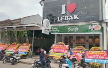 Tampak suasana pembukaan Rumah Makan Bunda di Rangkasbitung yang menghadirkan konsep perpaduan rumah makan dan kafe modern