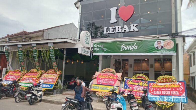 Tampak suasana pembukaan Rumah Makan Bunda di Rangkasbitung yang menghadirkan konsep perpaduan rumah makan dan kafe modern