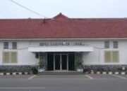 Gedung DPRD Kabupaten Lebak di Rangkasbitung tampak dari depan dengan gerbang hijau dan atap merah, lokasi lembaga legislatif yang tengah disorot publik terkait transparansi anggaran tahun 2025