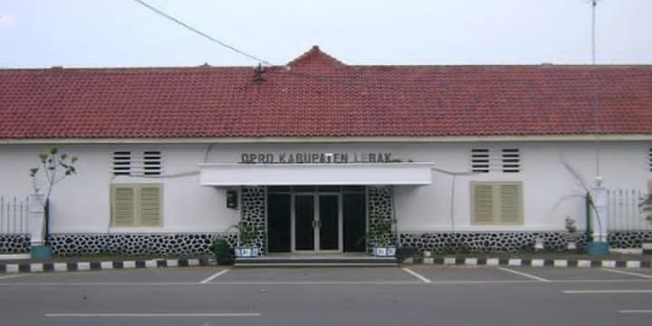 Gedung DPRD Kabupaten Lebak di Rangkasbitung tampak dari depan dengan gerbang hijau dan atap merah, lokasi lembaga legislatif yang tengah disorot publik terkait transparansi anggaran tahun 2025