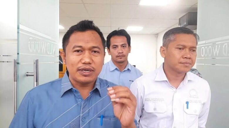 Ketua Komisi III DPRD Lebak, Junaedi Ibnujarta, memimpin sidak ke PT Wildwood di Desa Mekarsari, Rangkasbitung, memeriksa kepatuhan hukum dan ketenagakerjaan.