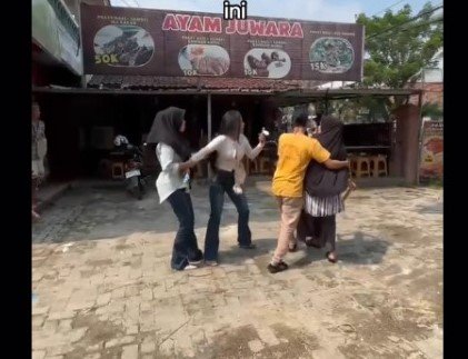 Tangkapan layar suasana keributan di depan Rumah Makan Ayam Geprek Juwara, Rangkasbitung, yang diduga melibatkan sejumlah orang dalam kasus dugaan intimidasi dan pencemaran nama baik.