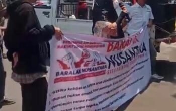 Massa Baralak Nusantara menggelar aksi di depan Kantor DPRD Lebak sambil membentangkan spanduk tuntutan terhadap kebijakan Bupati Hasbi Asyidiki Jayabaya yang dinilai menyalahi aturan.