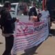 Massa Baralak Nusantara menggelar aksi di depan Kantor DPRD Lebak sambil membentangkan spanduk tuntutan terhadap kebijakan Bupati Hasbi Asyidiki Jayabaya yang dinilai menyalahi aturan.