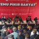 Peserta dan narasumber duduk bersama dalam acara “Temu Pikir Rakyat” yang digelar BEM Nusantara Banten di Kasepuhan Adat Cisungsang, membahas konflik dan regulasi pertambangan rakyat di Lebak Selatan.