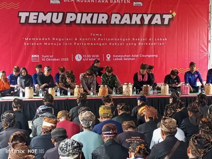 Peserta dan narasumber duduk bersama dalam acara “Temu Pikir Rakyat” yang digelar BEM Nusantara Banten di Kasepuhan Adat Cisungsang, membahas konflik dan regulasi pertambangan rakyat di Lebak Selatan.