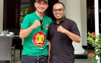 Hasbi Jayabaya bersama Abah Elang Mangkubumi berpose dengan salam kompak di depan bangunan bercorak klasik.