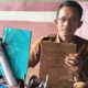 Kepala Desa Kemuning Sopwanudin menunjukkan peta dan dokumen kepemilikan lahan yang dipersoalkan Pemprov Banten.