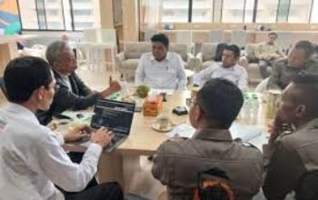 Wakil Menteri Sosial Agus Jabo Priyono saat menerima audiensi pengurus Tani Merdeka di Kantor Kementerian Sosial, membahas kolaborasi pengentasan kemiskinan petani.