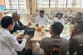 Wakil Menteri Sosial Agus Jabo Priyono saat menerima audiensi pengurus Tani Merdeka di Kantor Kementerian Sosial, membahas kolaborasi pengentasan kemiskinan petani.