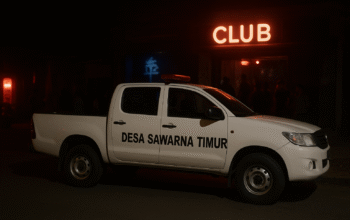 Mobil siaga Desa Sawarna Timur terlihat terparkir di depan bangunan berlampu neon bertuliskan “CLUB” pada malam hari, menimbulkan dugaan penyalahgunaan kendaraan operasional desa.