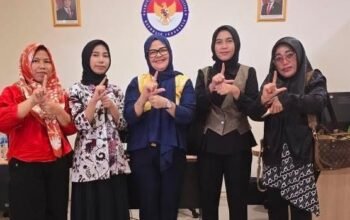 Rachmita Harahap dan pendamping Sehjira Indonesia mendampingi dua perempuan disabilitas dalam kasus kesaksian publik.