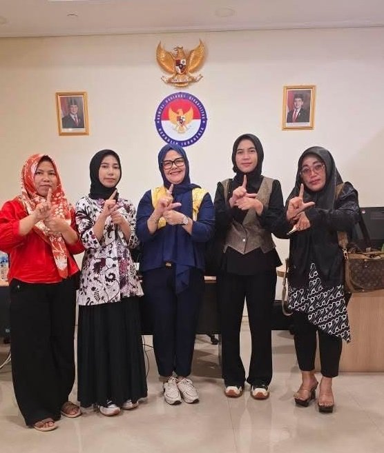 Rachmita Harahap dan pendamping Sehjira Indonesia mendampingi dua perempuan disabilitas dalam kasus kesaksian publik.