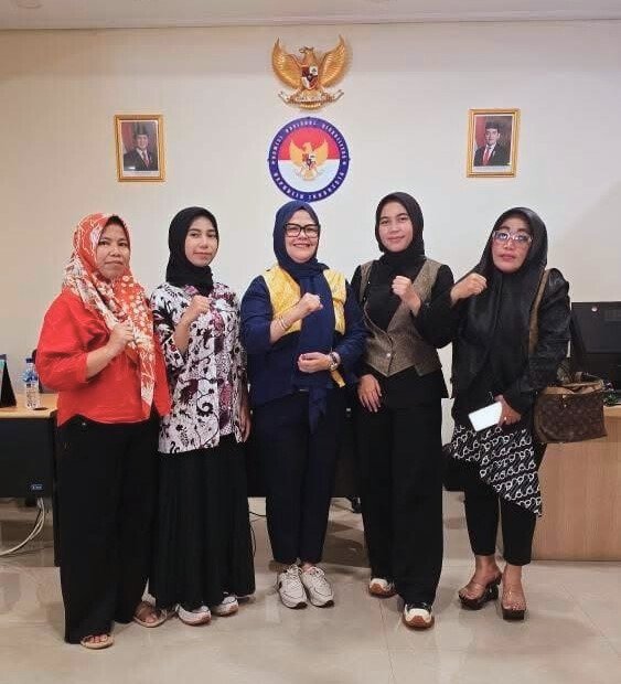 Lima perempuan berpose bersama di kantor Komnas Disabilitas RI, menunjukkan solidaritas bagi dua penyandang disabilitas tuli dari Lebak.