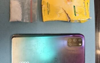 Barang bukti sabu, bungkus bekas rokok, dan ponsel yang diamankan Satresnarkoba Polres Lebak dari tangan IFM.