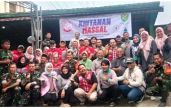 Koramil 0315/Bayah bersama PT Cemindo Gemilang Tbk dan unsur terkait foto bersama usai kegiatan khitanan massal di Kecamatan Bayah, Kabupaten Lebak.