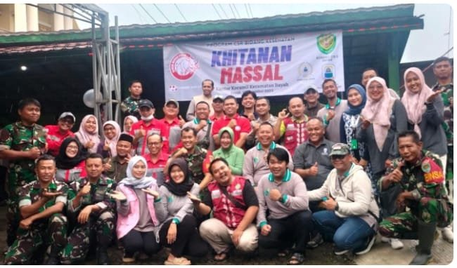 Koramil 0315/Bayah bersama PT Cemindo Gemilang Tbk dan unsur terkait foto bersama usai kegiatan khitanan massal di Kecamatan Bayah, Kabupaten Lebak.