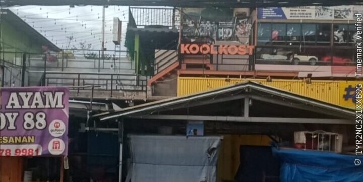 Bangunan rumah kos di kawasan permukiman padat yang diduga menjadi lokasi aktivitas mencurigakan di Kalideres, Jakarta Barat.