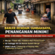 Warga Kampung Bojong Hilir Tambakbaya Lebak berjalan di tengah banjir setinggi 30 cm akibat hujan ekstrem