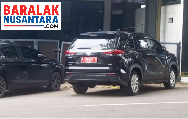 Mobil dinas Pemkab Lebak Toyota Kijang Innova Zenix bernopol A 1403 N terparkir di depan kafe kawasan Balong Ranca Lentah Rangkasbitung saat hari libur.