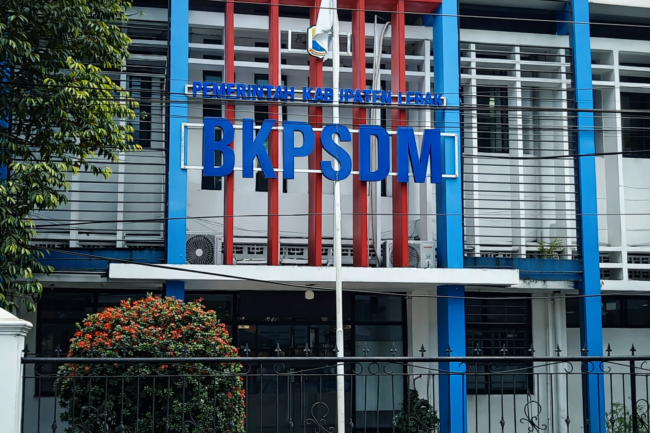 Tampak depan Gedung BKPSDM Kabupaten Lebak sebagai pusat pengelolaan kepegawaian daerah