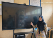 Kepala SDN 1 Cimenteng Jaya menunjukkan smart board sebagai sarana pembelajaran digital di ruang kelas