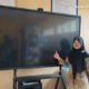 Kepala SDN 1 Cimenteng Jaya menunjukkan smart board sebagai sarana pembelajaran digital di ruang kelas