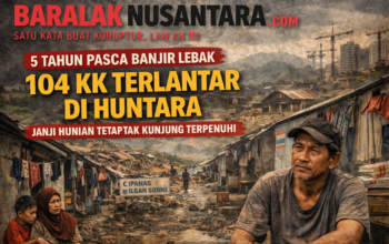 Warga korban banjir Lebak masih bertahan di hunian sementara (huntara) lima tahun pascabencana, dengan logo BaralakNusantara.com dan pesan perlawanan terhadap pengabaian negara.