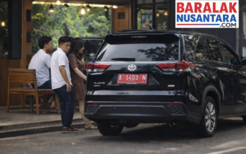 Ilustrasi mobil dinas Pemkab Lebak Toyota Kijang Innova Zenix bernopol A 1403 N terparkir di depan kafe saat hari libur, diduga digunakan di luar kepentingan kedinasan.