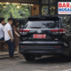 Ilustrasi mobil dinas Pemkab Lebak Toyota Kijang Innova Zenix bernopol A 1403 N terparkir di depan kafe saat hari libur, diduga digunakan di luar kepentingan kedinasan.