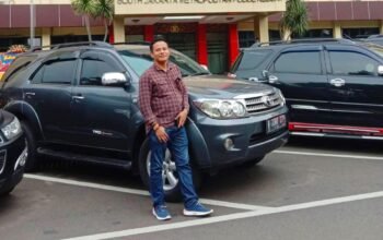 Sekretaris Jenderal Baralak Nusantara Hasan Basri berpose di depan Gedung Polres Metro Jakarta Selatan