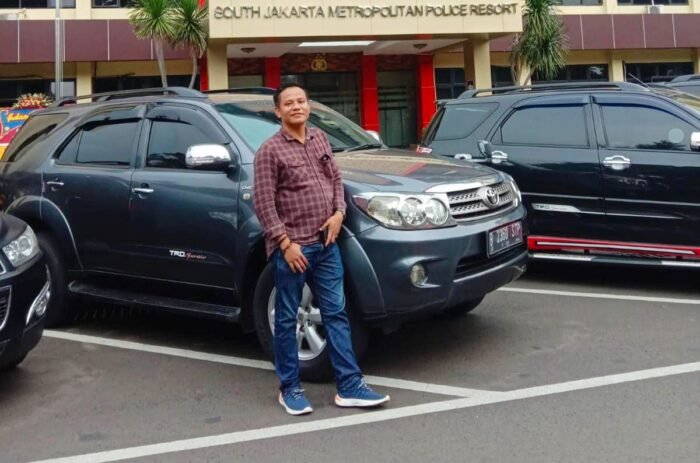 Sekretaris Jenderal Baralak Nusantara Hasan Basri berpose di depan Gedung Polres Metro Jakarta Selatan