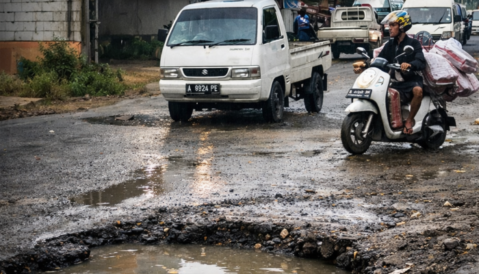 Jalan Nasional di Lebak Rusak Parah, Lubang Menganga Ancam Keselamatan Pengendara Saat Musim Hujan