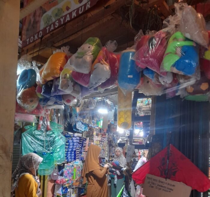 Kolase ilustrasi pedagang petasan di Pasar Rangkasbitung dan kios pemasok yang menjual petasan berbagai jenis saat Ramadan